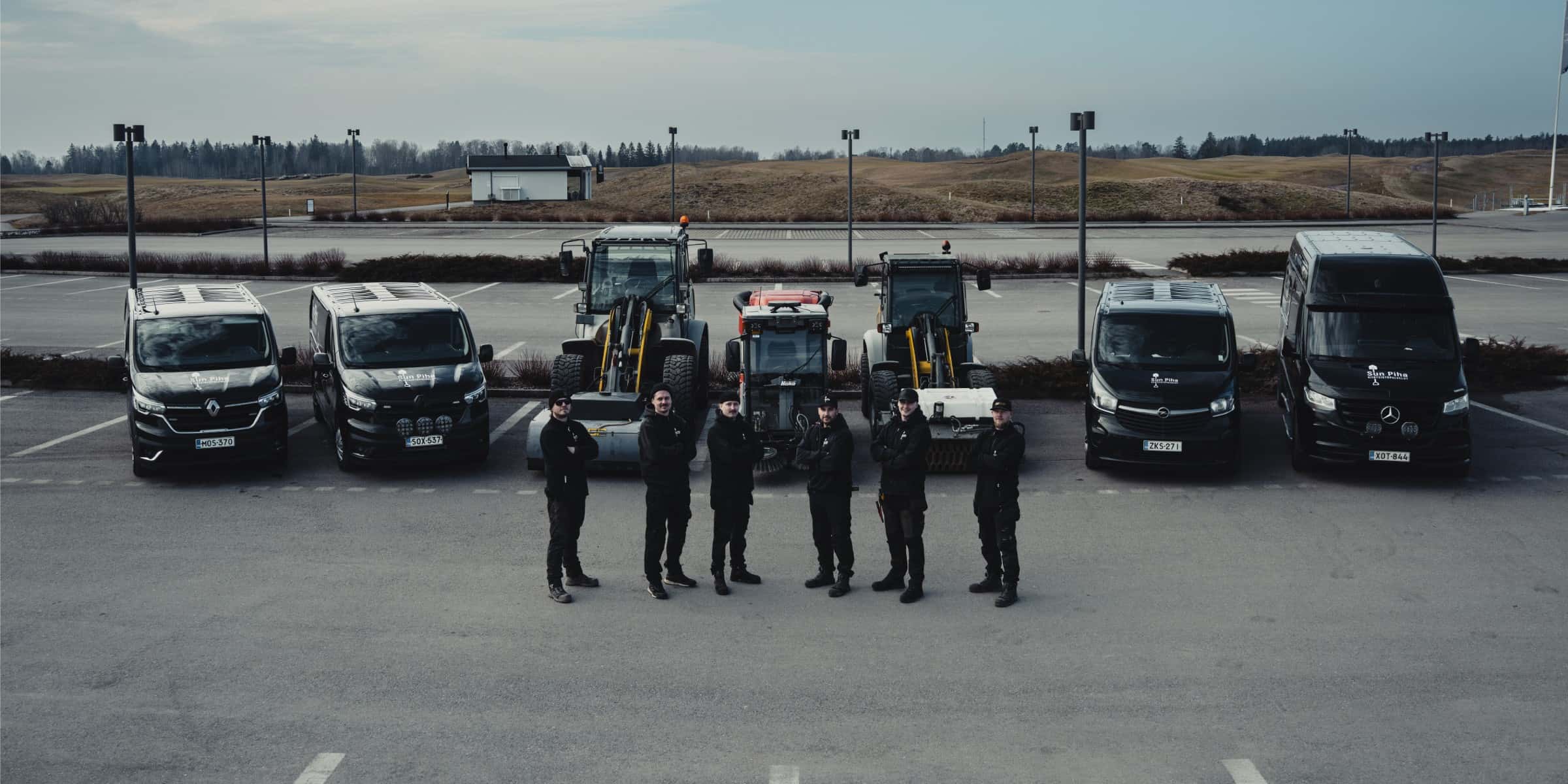 Sun Pihan tiimi työautojen ja koneiden kanssa